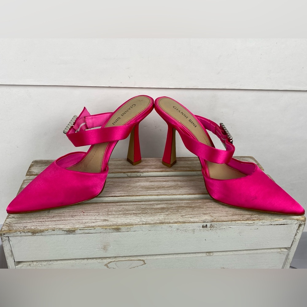 Gianni Bini Hot Pink Fuschia Satin jeweled heels with curvy heel size 7M Barbie - Picture 5 of 13